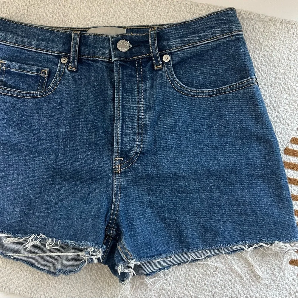 EVERLANE THE CHEEKY DENIM SHORT SIZE 26 - Picture 4 of 9